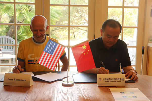 HTH签约1.jpg HTH签约1.jpg